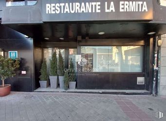 Retail for rent at Paseo Florida, Moncloa - Aravaca, Madrid, 28008 with houseplant, flowerpot, plant, building, fixture, facade, retail, gas, door and font around