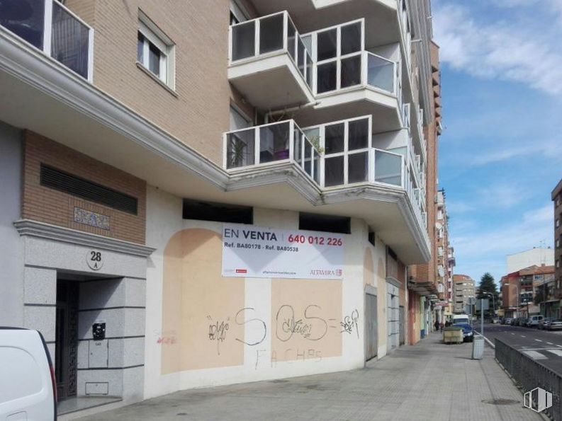 Retail for sale at Calle Calera, 26, Talavera de la Reina, Toledo, 45600 with window, building, cloud, sky, urban design, condominium, residential area, facade, door and vehicle around