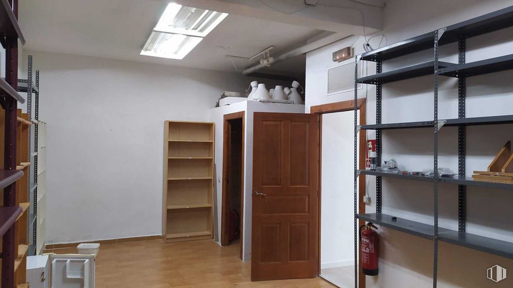 Local en venta en Calle Sierra de Contraviesa, Puente de Vallecas, Madrid, 28053 con mueble, accesorio, madera, arquitectura, interiorismo, suelo, suelos, estantería, inmobiliario y madera dura alrededor