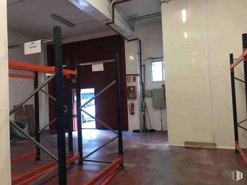 Industrial for rent at Zona Las Tablas, Fuencarral - El Pardo, Madrid, 28050 with flooring, floor, ceiling, metal, wood stain, hall, building material, hardwood, varnish and cleanliness around