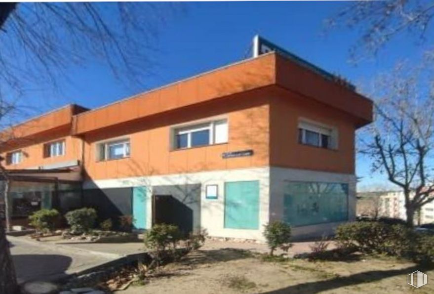 Retail for sale & for rent at Calle Leopoldo Alas Clarín, Fuencarral - El Pardo, Madrid, 28035 with house, plant, sky, window, fixture, land lot, tree, residential area, real estate and facade around