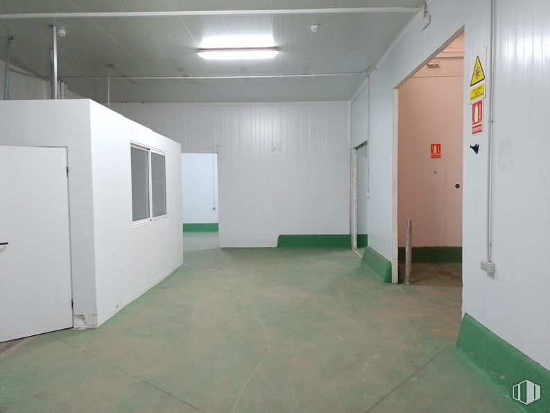 Industrial for rent at Calle Luis I, Villa de Vallecas, Madrid, 28031 with window, door, fixture, flooring, floor, building, ceiling, hall, gas and glass around