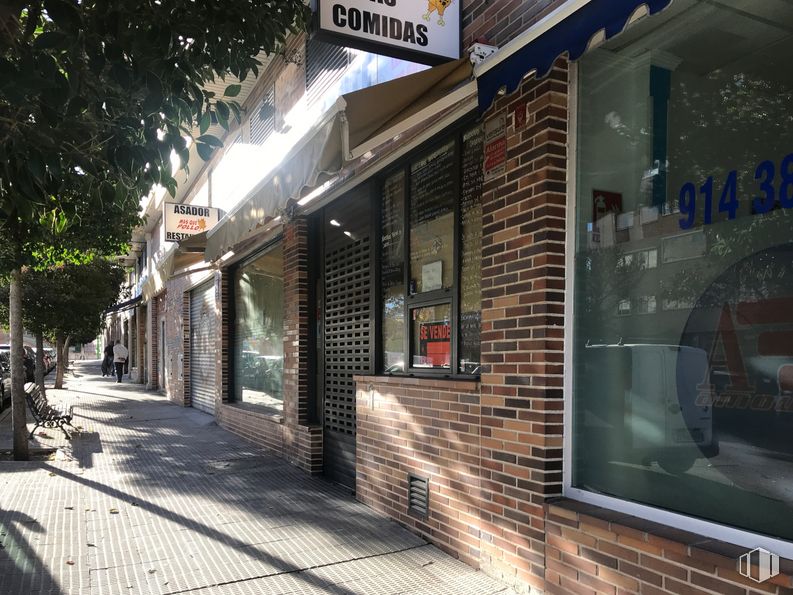 Local en venta en Calle Almendros, 7, Coslada, Madrid, 28820 con ventana, edificio, alumbrado, superficie de carretera, barrio, pared, acera, fachada, árbol y ciudad alrededor