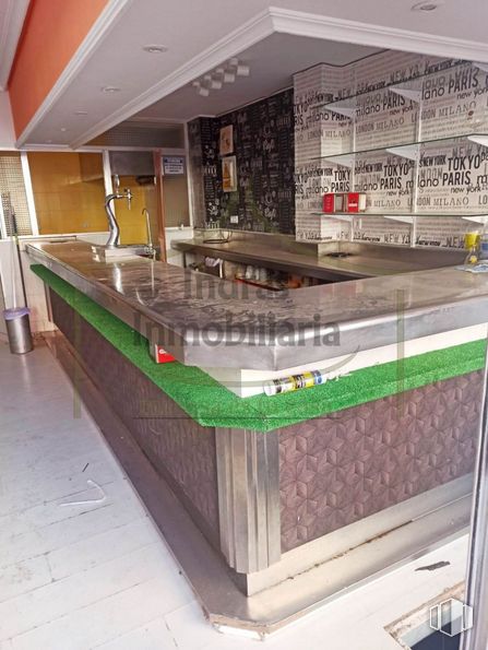 Retail for rent at Zona Ventilla - Almenara, Tetuán, Madrid, 28029 with cabinetry, building, interior design, flooring, floor, urban design, rectangle, retail, commercial building and mixed-use around