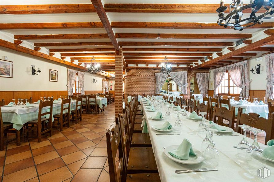 Retail for rent at Plaza San Isidro, 5, Torremocha de Jarama, Madrid, 28189 with chair, tableware, lighting, light fixture, kitchen & dining room table, table top, chandelier, table, furniture and window around