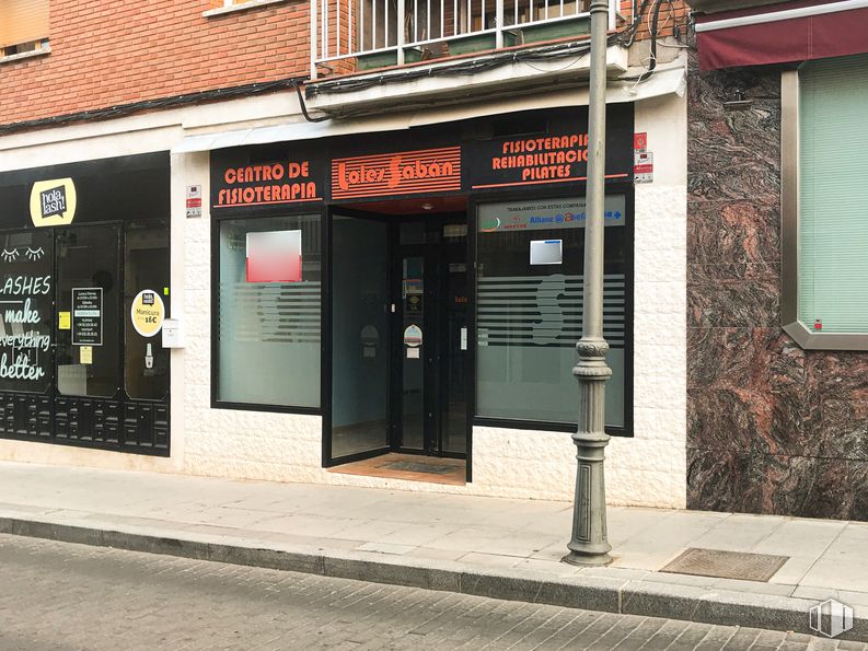 Local en alquiler en Calle Fidel Borrajo, 14, Navalcarnero, Madrid, 28600 con puerta, edificio, accesorio, fachada, ladrillo, albañilería, ciudad, ventana, calle y acera alrededor