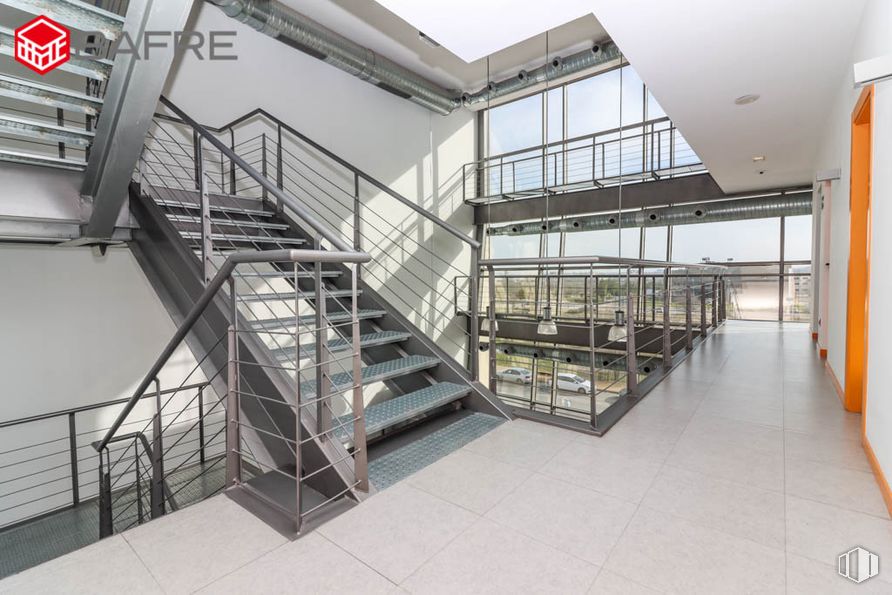 Oficina en venta en Avenida Juan Caramuel, Leganés, Madrid, 28919 con escaleras, arquitectura, diseño urbano, estantería, suelos, edificio, pasamanos, fachada, metal y uso mixto alrededor