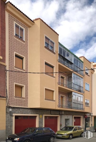 Local en venta en Zona Avenida de la Constitución, Segovia, 40005 con coche, ventana, rueda, vehículo terrestre, neumático, nube, luz de estacionamiento automotriz, edificio, cielo y vehículo alrededor