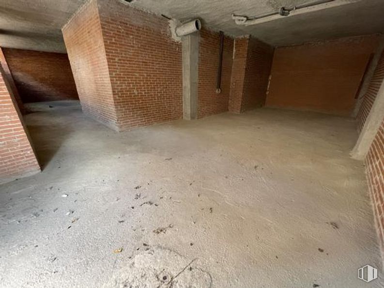 Retail for sale at Calle Presidente José María Aznar, 42, Arganda del Rey, Madrid, 28500 with wood, flooring, floor, composite material, building material, hardwood, house, ceiling, concrete and brickwork around