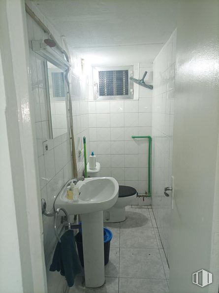 Retail for sale at Zona Casco Antiguo, Alcorcón, Madrid, 28921 with sink, window, tap, bathroom sink, property, plumbing fixture, building, mirror, bathroom and purple around