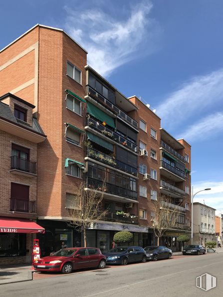 Local en alquiler en Paseo Estación, 15, Alcalá de Henares, Madrid, 28804 con edificio, coche, nube, cielo, propiedad, rueda, ventana, vehículo, luz de la calle y neumático alrededor