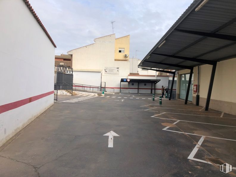 Retail for sale & for rent at Calle Toledo, 17, Sonseca, Toledo, 45100 with building, sky, cloud, road surface, asphalt, shade, real estate, city, house and road around