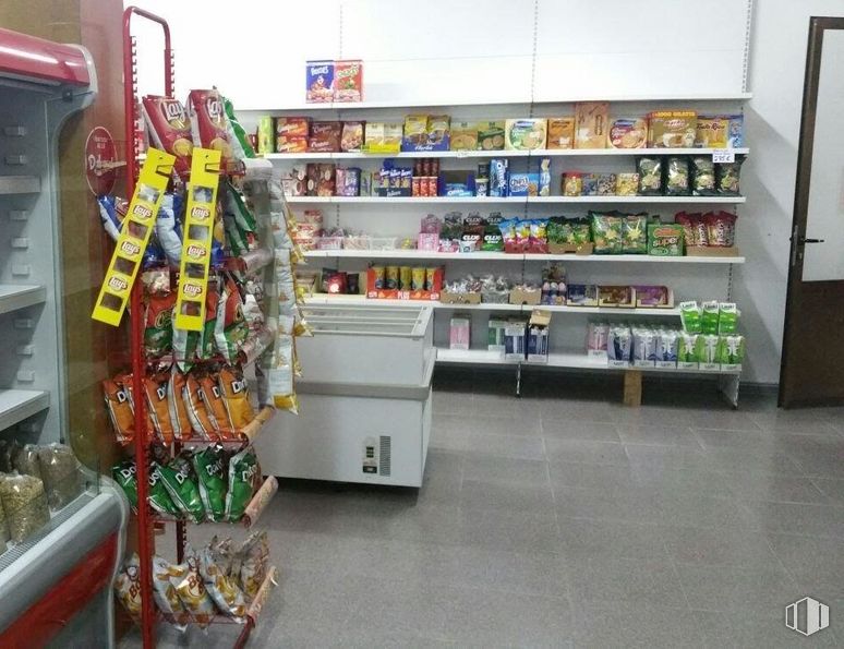 Retail for sale at Calle Pozo Nuevo, Escarabajosa de Cabezas, Segovia, 40291 with packaged goods, shelf, shelving, retail, convenience store, customer, service, box, building and convenience food around