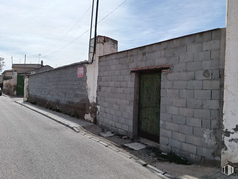 Land for sale at Zona centro, Quintanar de la Orden, Toledo, 45860 with door, wall, brickwork, street, brick, concrete, overhead power line, stone wall, building material and sidewalk around