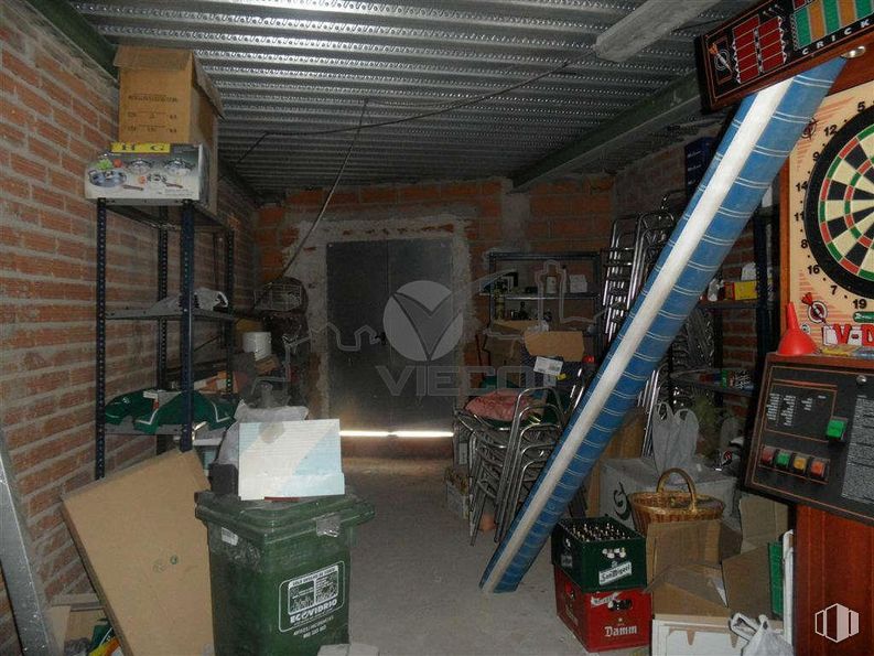 Retail for sale at Avenida Reyes Católicos, Cuenca, 16003 with dartboard, waste container, building, house, gas, wood, machine, box, mechanical fan and waste containment around