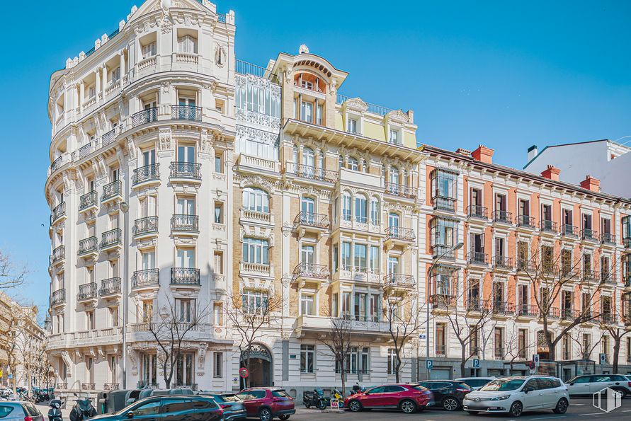 Oficina en alquiler en Casa del Marqués de Morella, Calle Montalbán, 7, Retiro, Madrid, 28014 con coche, edificio, cielo, rueda, neumático, durante el día, propiedad, ventana, arquitectura y vehículo alrededor