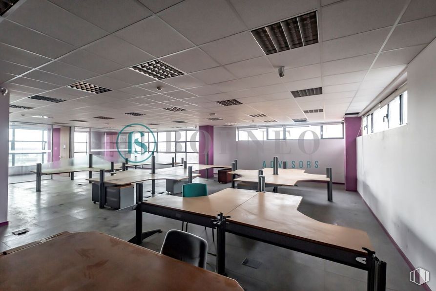 Industrial for rent at Edificio Novosur, Avenida Rosales, 42, Villaverde, Madrid, 28041 with table, furniture, window, property, fixture, interior design, flooring, architecture, chair, building and floor around