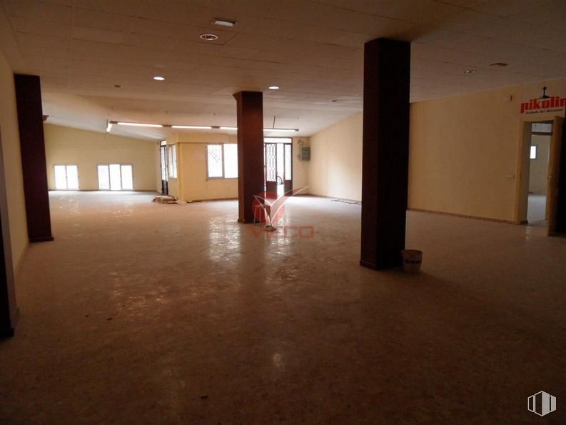 Retail for sale & for rent at Calle Hermanos Becerril, Cuenca, 16004 with fixture, interior design, hall, flooring, floor, material property, ceiling, column, composite material and tints and shades around