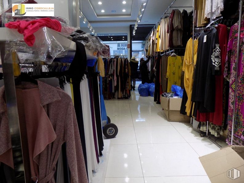 Retail for rent at Calle Manuel Cobo Calleja, Fuenlabrada, Madrid, 28947 with outerwear, light, customer, retail, clothes hanger, service, event, marketplace, market and city around