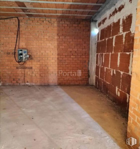 Retail for sale at Calle Rigoberta Menchú, Cuéllar, Segovia, 40200 with building, brickwork, wood, brick, house, building material, floor, flooring, hardwood and beam around