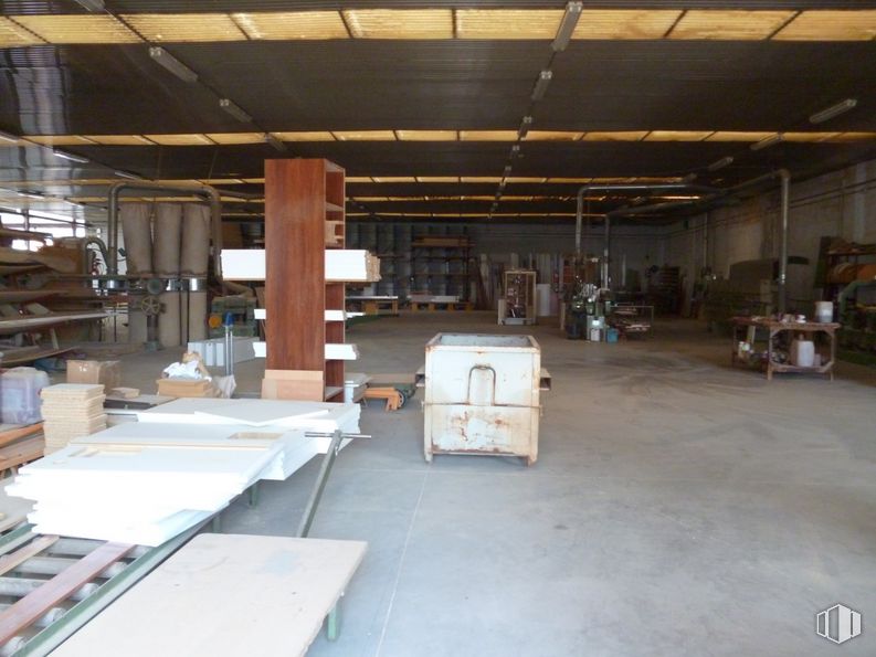 Industrial for rent at Calle Príncipe Juan Carlos, Fuensalida, Toledo, 45510 with furniture, wood, architecture, floor, flooring, automotive design, beam, hardwood, engineering and gas around