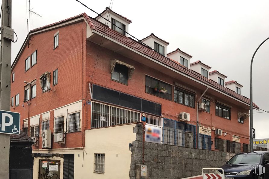 Oficina en alquiler en Calle Cercedilla, 7, Collado Villalba, Madrid, 28400 con ventana, cielo, edificio, propiedad material, ladrillo, condominio, fachada, barrio residencial, ciudad y edificio comercial alrededor