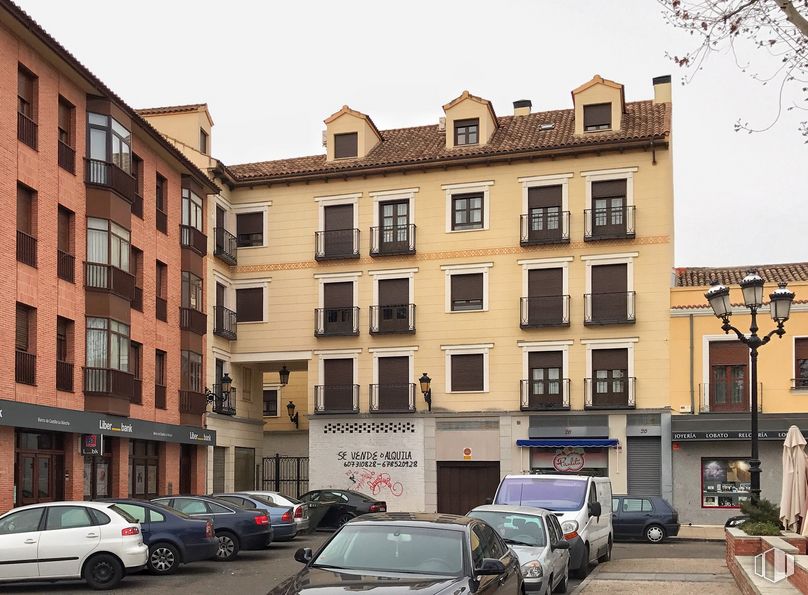 Retail for sale at Plaza España, 20, Torrijos, Toledo, 45500 with car, building, automotive parking light, land vehicle, tire, wheel, vehicle, window, property and infrastructure around