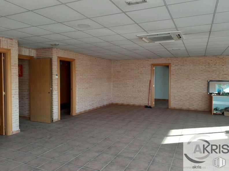 Industrial for rent at Calle Roble, Borox, Toledo, 45222 with door, hall, interior design, fixture, building, flooring, floor, wood, ceiling and space around