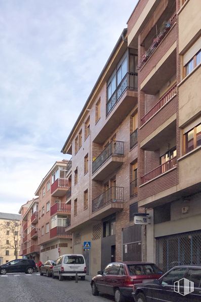 Local en alquiler y venta en Calle de los Arroyos, Segovia, 40005 con coche, edificio, ventana, neumático, rueda, vehículo terrestre, cielo, nube, vehículo y propiedad alrededor