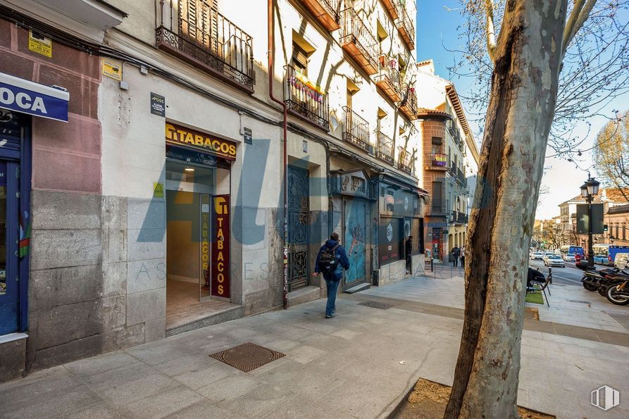 Local en venta en Calle Atocha, Centro, Madrid, 28012 con persona, edificio, ventana, superficie de carretera, rueda, arquitectura, árbol, cielo, planta y neumático alrededor