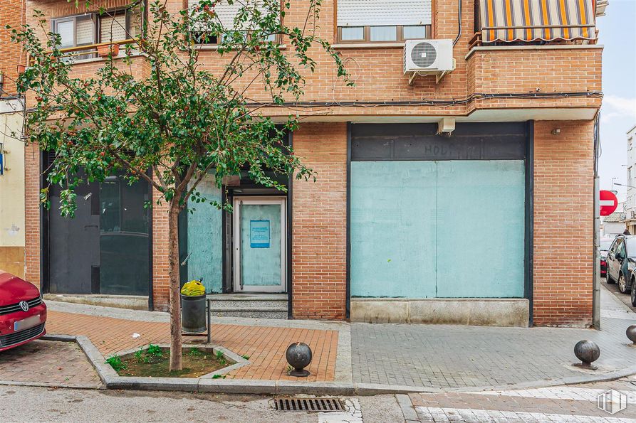 Retail for sale at Avenida Constitución, Mejorada del Campo, Madrid, 28840 with car, window, building, property, plant, road surface, infrastructure, door, house and vehicle around