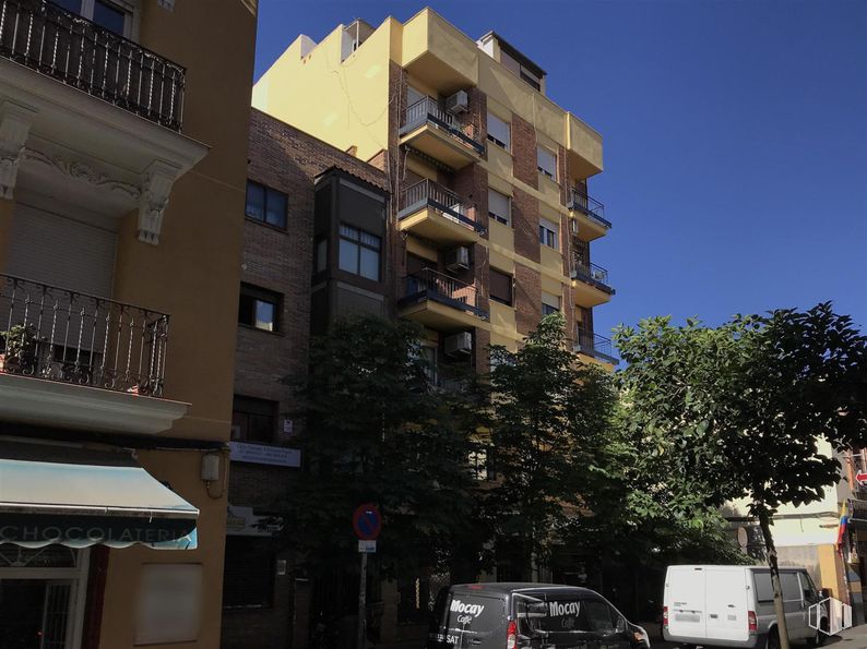 Local en venta en Calle Hernani, 6, Tetuán, Madrid, 28020 con camioneta, coche, edificio, ventana, ciudad, zona residencial, zona urbana, apartamento, ciudad y barrio alrededor