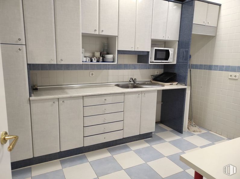 Oficina en alquiler y venta en Zona Bernabéu - Hispanoamérica, Chamartín, Madrid, 28036 con ebanistería, horno microondas, encimera, grifo, fregadero, edificio, mueble, fregadero de cocina, cocina y cajón alrededor