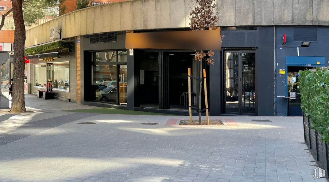 Local en alquiler en Avenida San Luis, 166, Ciudad Lineal, Madrid, 28033 con planta, árbol, puerta, espacio público, superficie de la carretera, fachada, ciudad, accesorio, edificio y gas alrededor