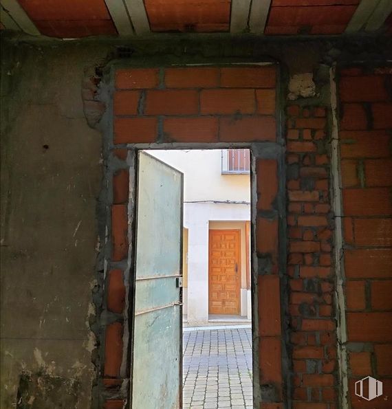 Retail for sale at Calle Herreros, Cuéllar, Segovia, 40200 with door, mirror, wood, fixture, brickwork, brick, building material, building, tints and shades and rectangle around