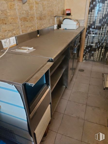 Local en venta en Calle Arijales, Parla, Madrid, 28980 con ebanistería, mesa, madera, exterior del automóvil, gas, suelos, madera dura, periféricos, rectángulo y cajón alrededor