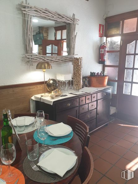 Local en venta en Zona Universidad, Móstoles, Madrid, 28933 con vajilla, copa de vino, alumbrado, ebanistería, lámina, mesa, mesa, espejo, propiedad y mueble alrededor