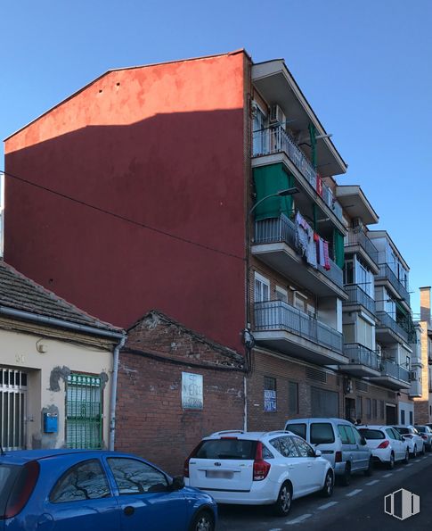 Local en alquiler en Calle Palomares, 35, Villaverde, Madrid, 28021 con coche, ventana, casa, rueda, neumático, luz de estacionamiento automotriz, cielo, vehículo terrestre, vehículo y propiedad alrededor