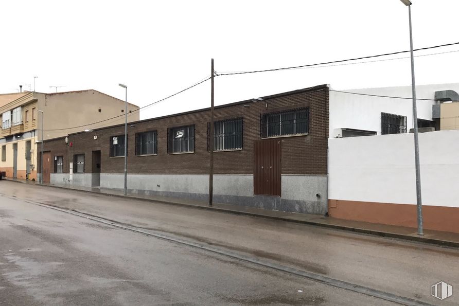 Industrial for sale & for rent at Calle Arroyada, 4, Sonseca, Toledo, 45100 with building, window, sky, street light, architecture, asphalt, neighbourhood, electricity, residential area and facade around