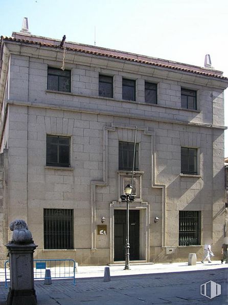 Office for sale at Plaza Catedral, 4, Ávila, 05001 with window, building, facade, city, sash window, brick, flag, plant, art and brickwork around