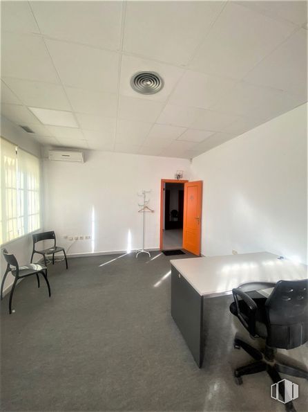 Office for sale & for rent at Polígono Aída, Azuqueca de Henares, Guadalajara, 19200 with chair, table, hall, building, interior design, flooring, grey, floor, window and real estate around