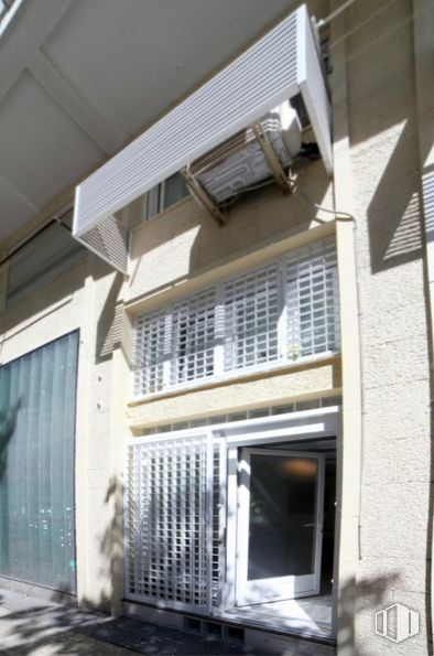 Retail for sale at Calle Virgen de Lourdes, Ciudad Lineal, Madrid, 28027 with door, window, building, wood, fixture, siding, facade, composite material, urban design and shade around