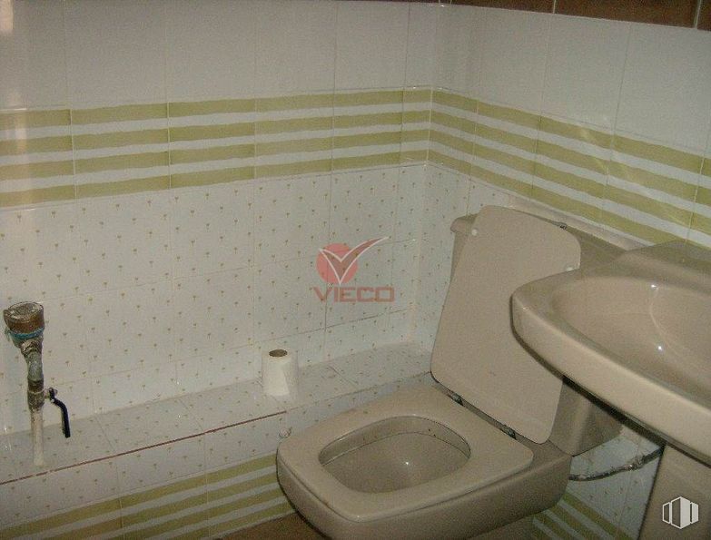 Retail for rent at Zona Avenida de los Reyes Católicos, Cuenca, 16003 with toilet, sink, tap, plumbing fixture, toilet seat, property, bathroom sink, bathroom, purple and building around