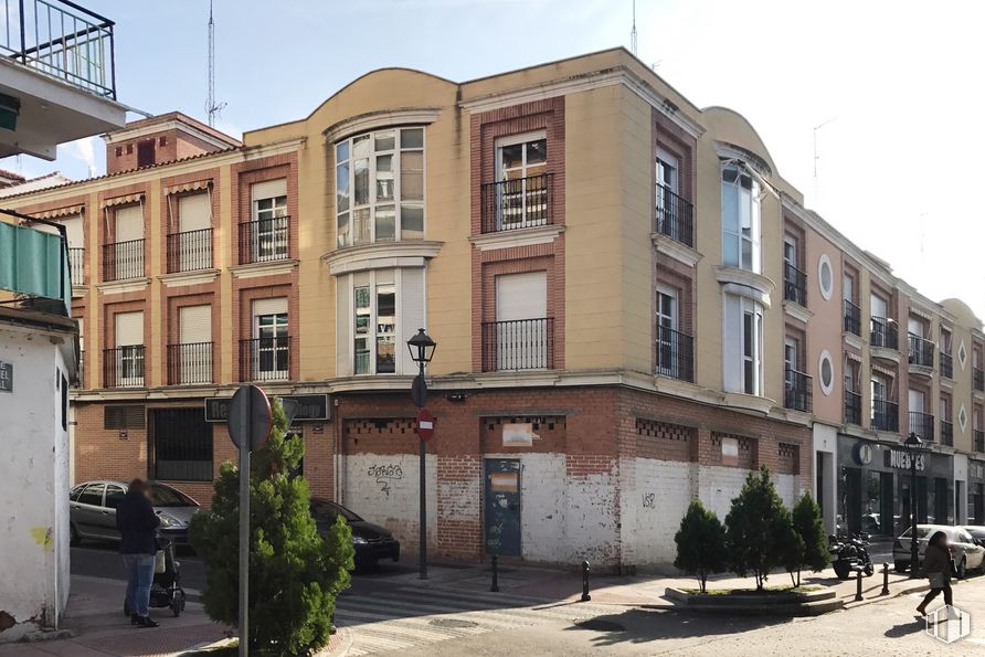 Retail for sale at Calle Manuel Sandoval, 2, Torrejón de Ardoz, Madrid, 28850 with person, building, sky, plant, window, property, wheel, urban design, condominium and residential area around