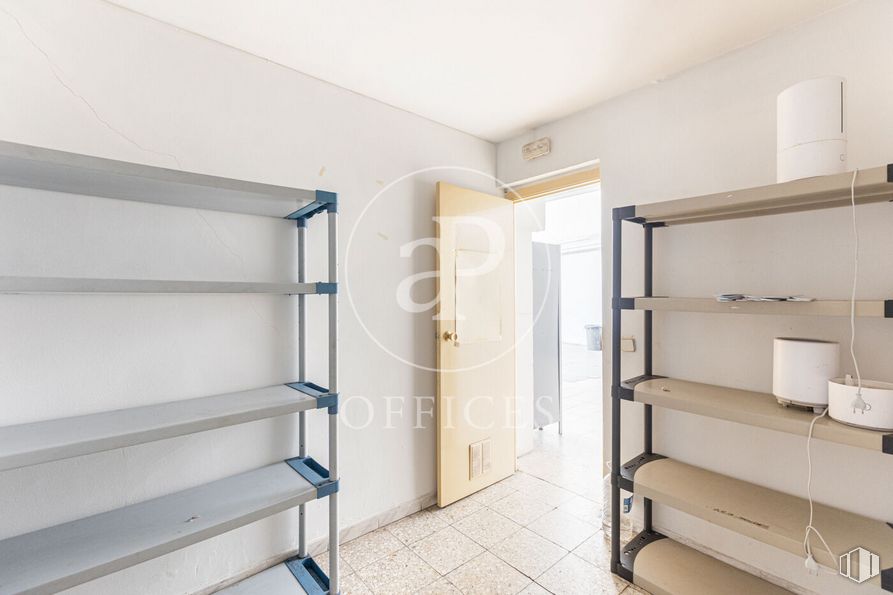 Office for sale at Calle Alfonso Gómez, San Blas - Canillejas, Madrid, 28037 with door, bookcase, furniture, building, shelving, wood, house, interior design, shelf and flooring around