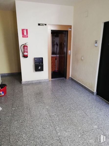 Oficina en venta en Calle Emilio Muñoz, 7, San Blas - Canillejas, Madrid, 28037 con edificio, mediante, extintor de incendios, suelo, piso, madera, accesorio, gas, casa y madera dura alrededor