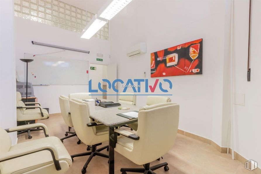 Oficina en alquiler y venta en Zona Centro, Galapagar, Madrid, 28260 con silla, lámpara, alumbrado, mueble, edificio, interiorismo, silla de oficina, mesa, suelos y diseño automovilístico alrededor