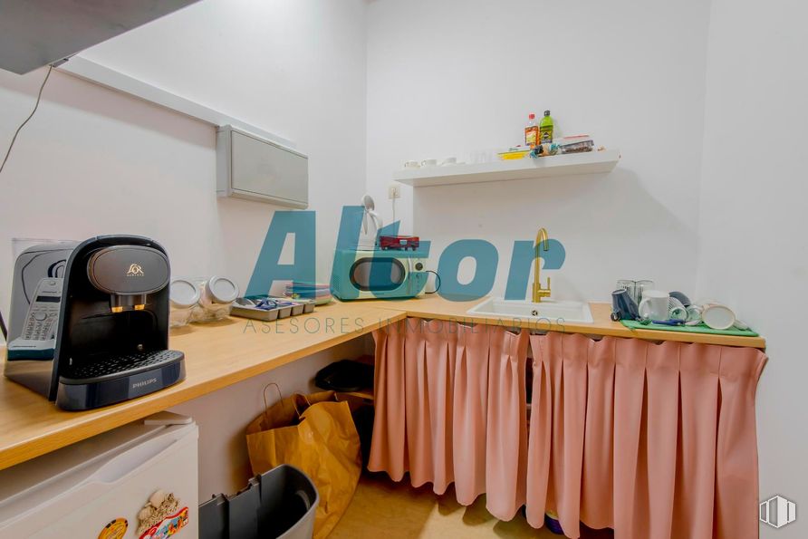 Oficina en venta en Calle San Romualdo, San Blas - Canillejas, Madrid, 28037 con cafetera, bolsa, equipaje y bolsos, máquina de café expreso, mueble, interiorismo, suelos, suelo, habitación y alumbrado alrededor