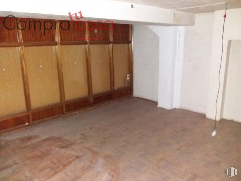 Retail for sale & for rent at Calle Blanca de Silos, Segovia, 40005 with cabinetry, wood, floor, flooring, hall, hardwood, wood stain, varnish, paint and house around