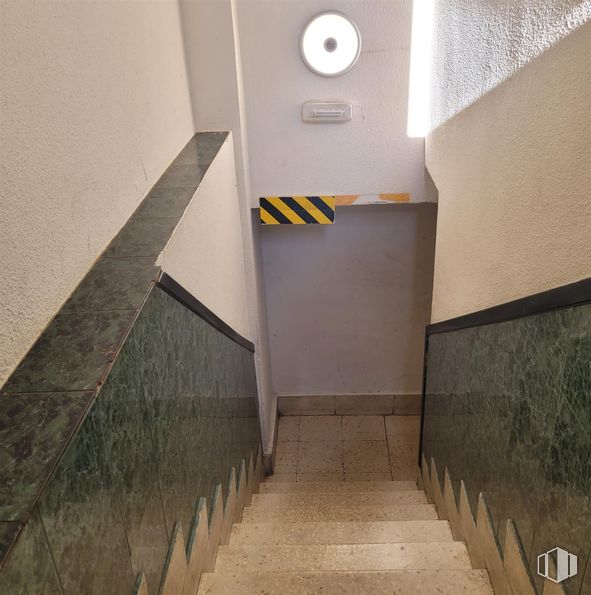 Local en venta en Calle Hornachos, Puente de Vallecas, Madrid, 28053 con lámpara, suelos, suelo, material compuesto, gris, escaleras, material de construcción, azulejo, escayola y sótano alrededor